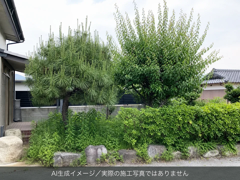 庭木剪定の施工前のAI生成イメージ（実際の施工写真ではありません）